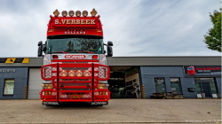 20251019-Tom-Holding-00150